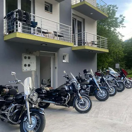 Braca Kovacevic شقة فوتشا